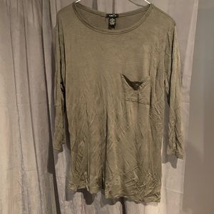 3/4 shirt with cute back detail